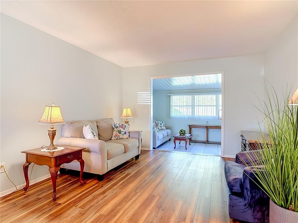 For Sale: $167,000 (2 beds, 1 baths, 1066 Square Feet)