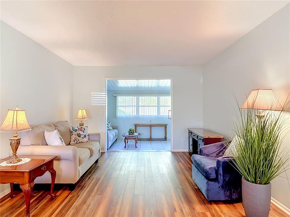 For Sale: $167,000 (2 beds, 1 baths, 1066 Square Feet)