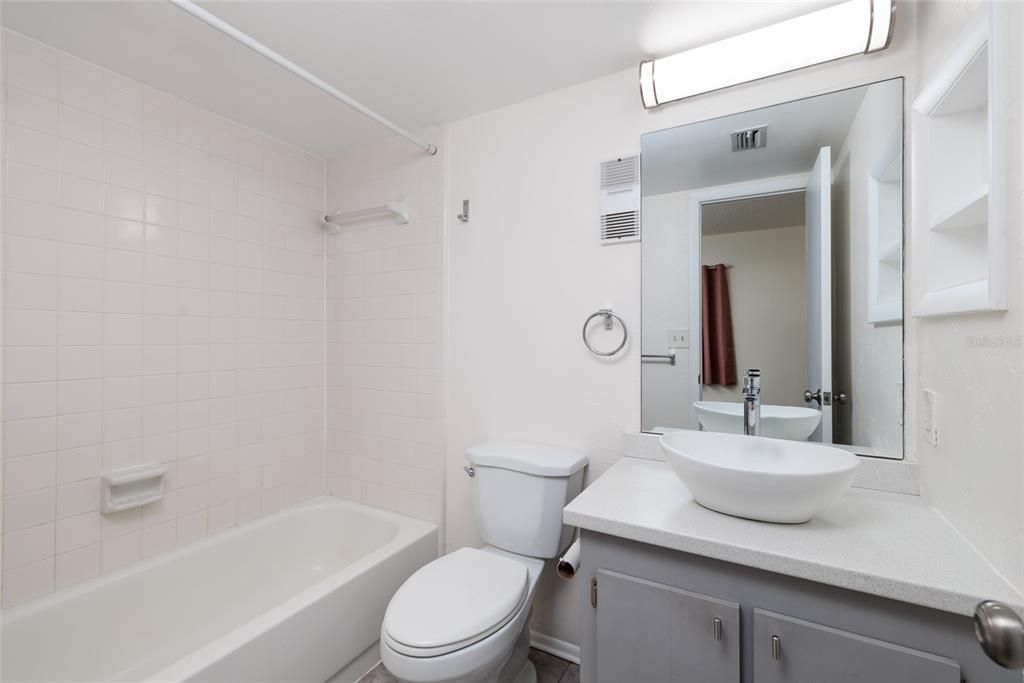 For Rent: $2,200 (2 beds, 2 baths, 1035 Square Feet)
