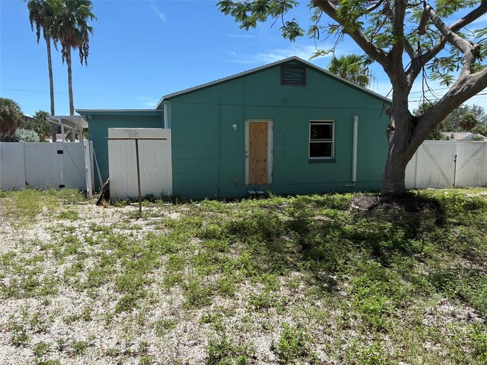 На продажу: $374,900 (0.16 acres)
