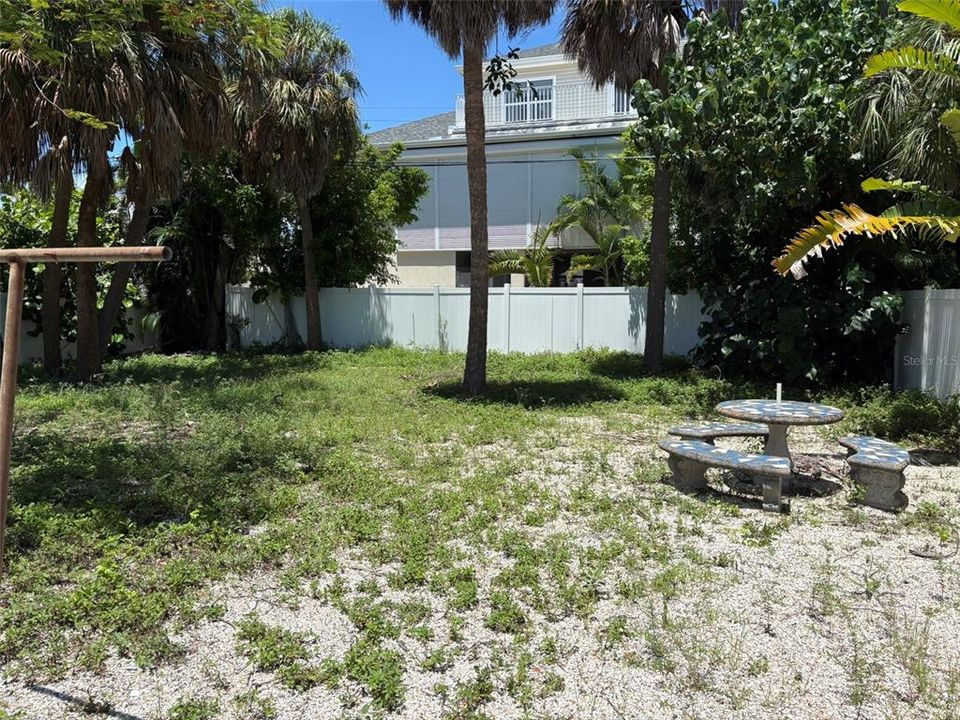 На продажу: $374,900 (0.16 acres)