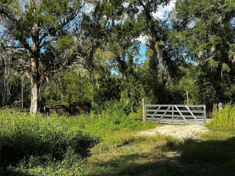 En Venta: $259,000 (3.23 acres)