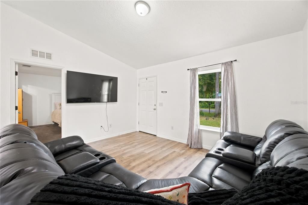 На продажу: $249,999 (3 спален, 2 ванн, 1102 Квадратных фут)
