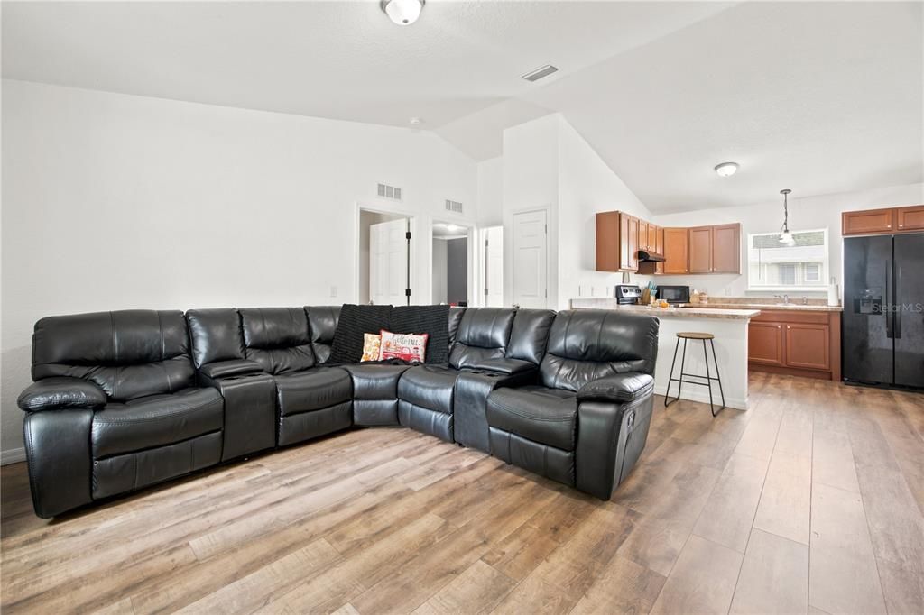 На продажу: $249,999 (3 спален, 2 ванн, 1102 Квадратных фут)