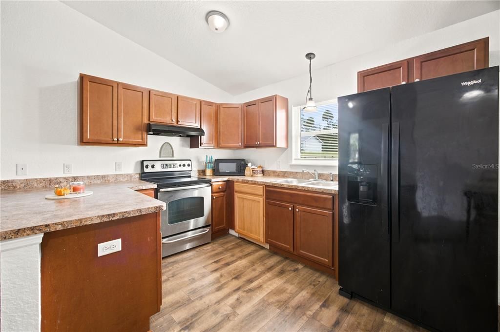 На продажу: $249,999 (3 спален, 2 ванн, 1102 Квадратных фут)