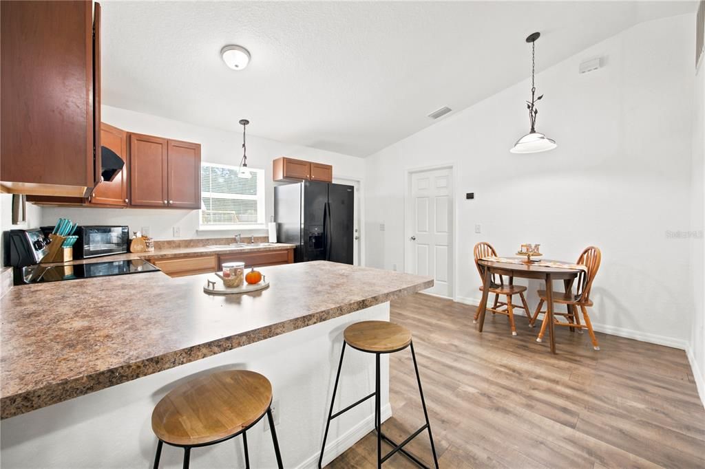 На продажу: $249,999 (3 спален, 2 ванн, 1102 Квадратных фут)