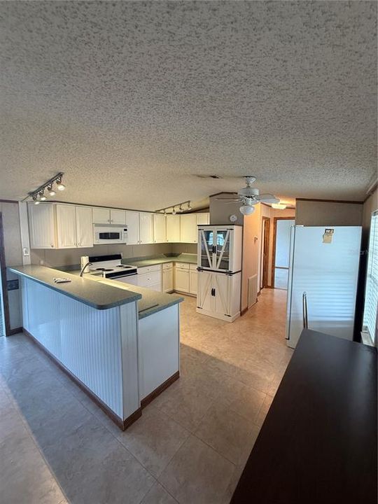For Sale: $125,000 (2 beds, 2 baths, 1156 Square Feet)