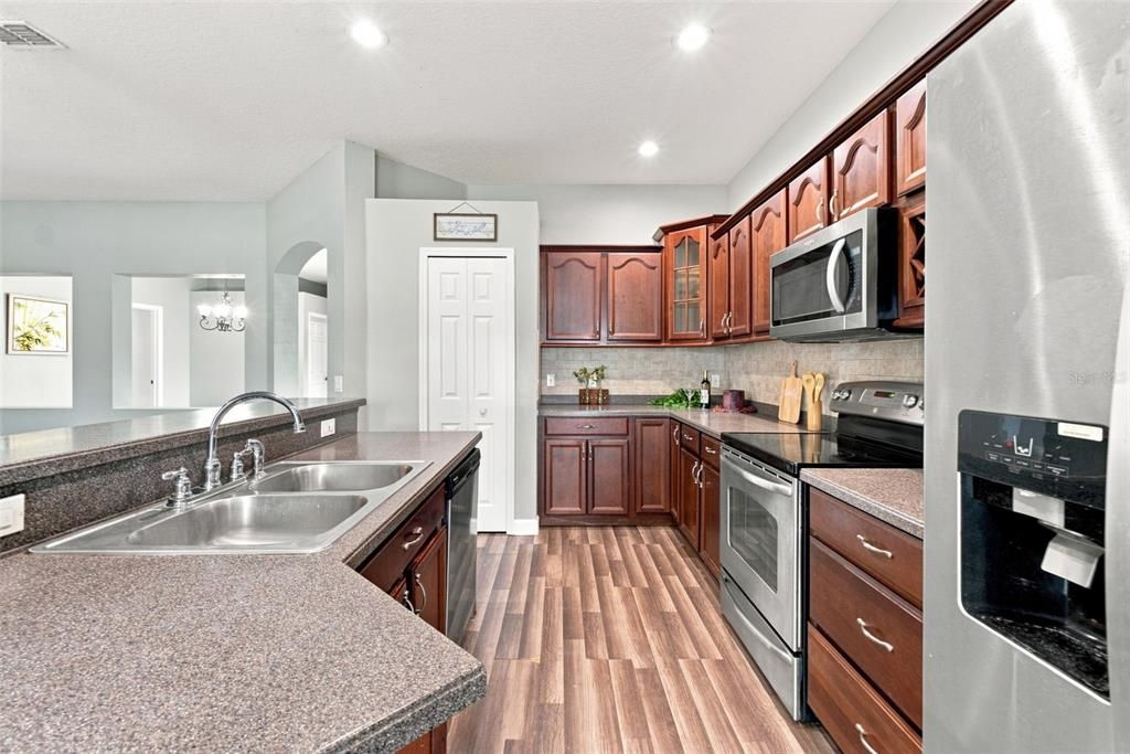 For Sale: $314,900 (4 beds, 2 baths, 2007 Square Feet)