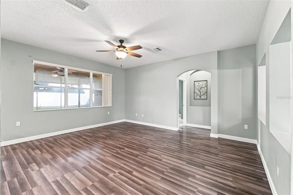 For Sale: $314,900 (4 beds, 2 baths, 2007 Square Feet)