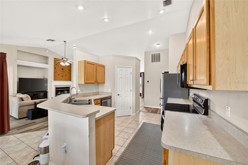 For Sale: $335,000 (3 beds, 2 baths, 2211 Square Feet)