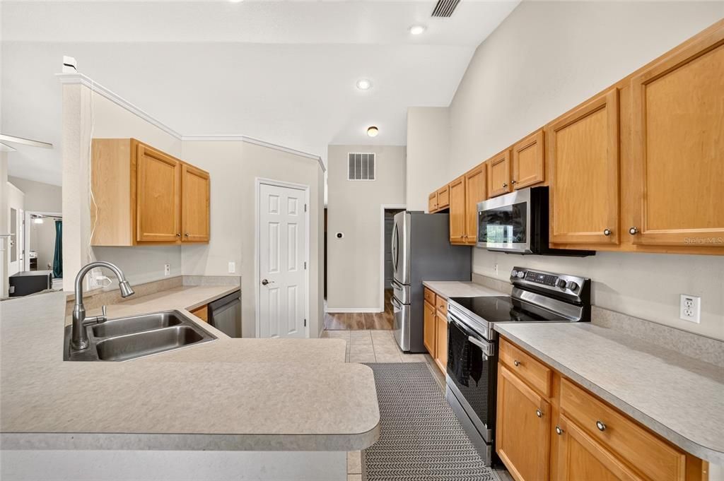 For Sale: $335,000 (3 beds, 2 baths, 2211 Square Feet)