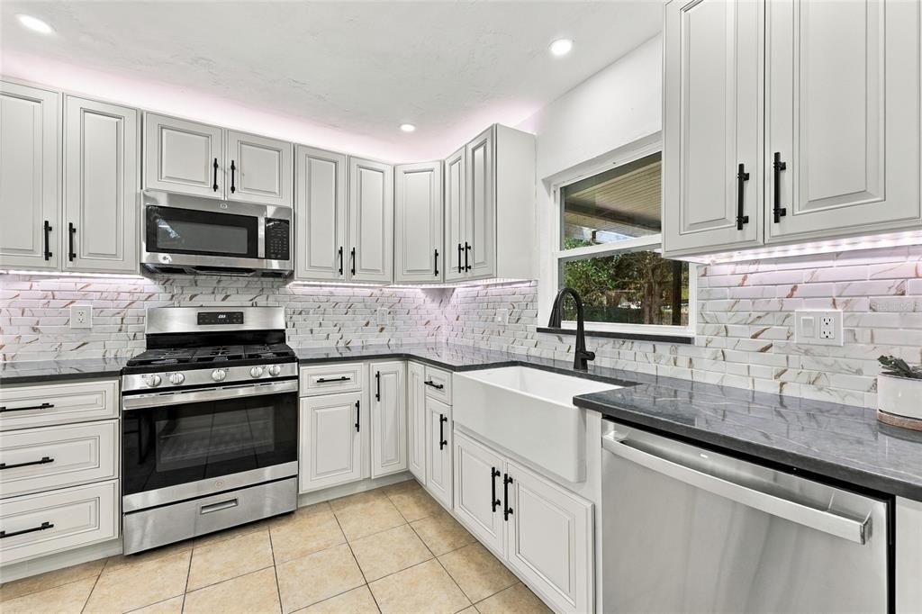 На продажу: $299,900 (3 спален, 2 ванн, 1820 Квадратных фут)