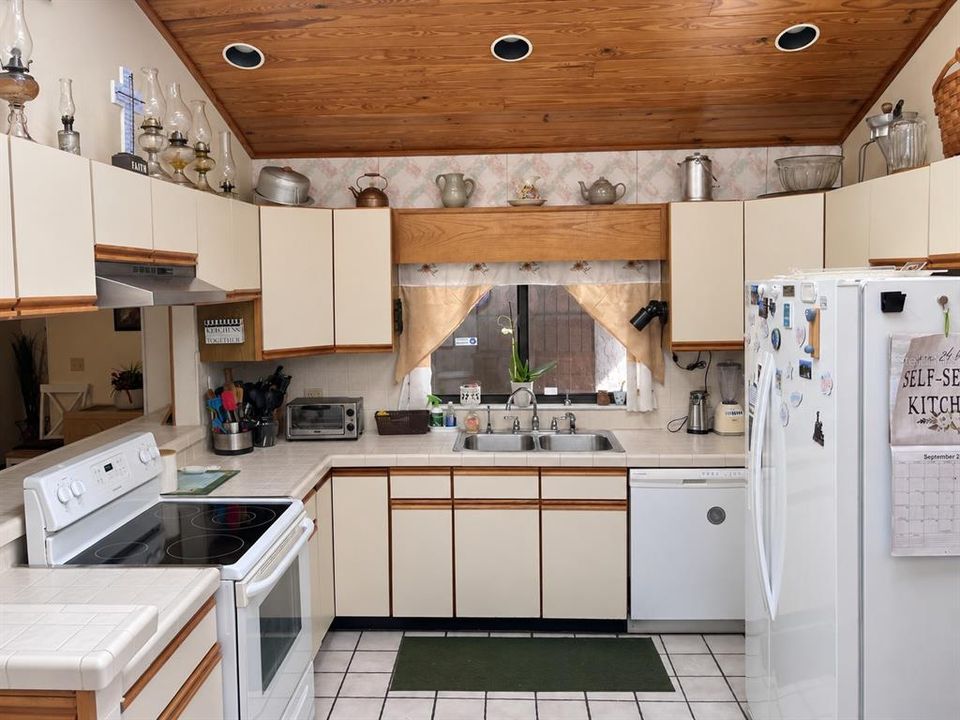 For Sale: $240,000 (2 beds, 2 baths, 1678 Square Feet)