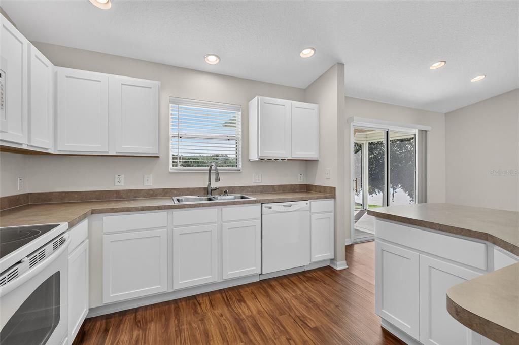 For Sale: $450,000 (3 beds, 2 baths, 1392 Square Feet)