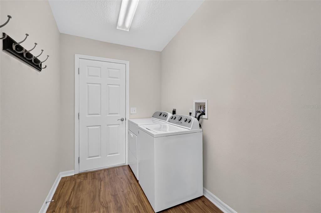 For Sale: $450,000 (3 beds, 2 baths, 1392 Square Feet)