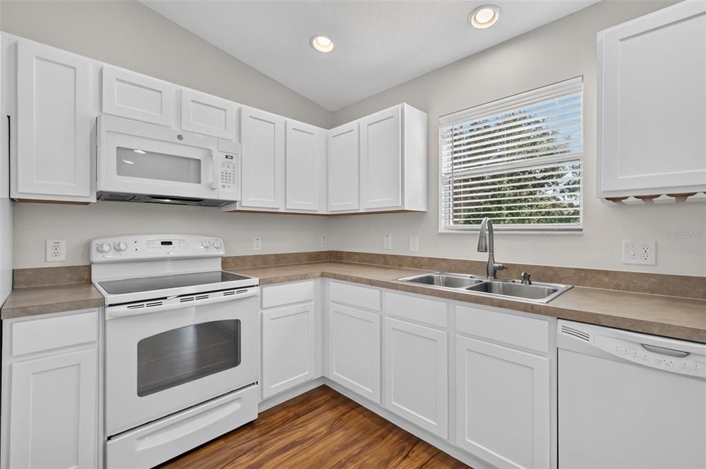 For Sale: $450,000 (3 beds, 2 baths, 1392 Square Feet)