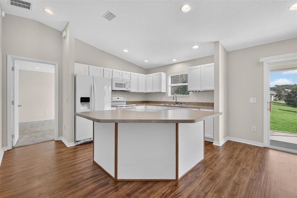 For Sale: $450,000 (3 beds, 2 baths, 1392 Square Feet)