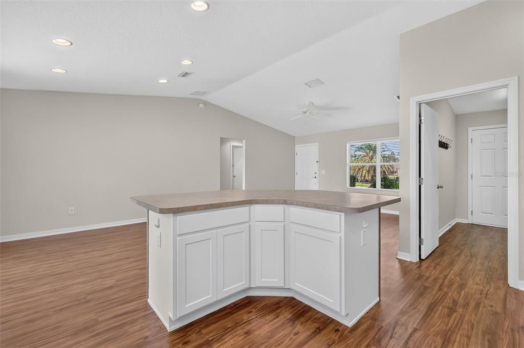 For Sale: $450,000 (3 beds, 2 baths, 1392 Square Feet)