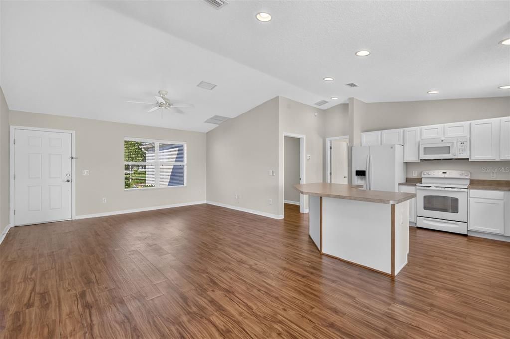 For Sale: $450,000 (3 beds, 2 baths, 1392 Square Feet)