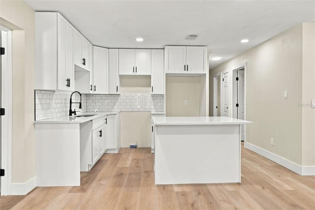 En Venta: $295,000 (5 camas, 2 baños, 1252 Pies cuadrados)