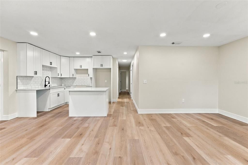 En Venta: $295,000 (5 camas, 2 baños, 1252 Pies cuadrados)