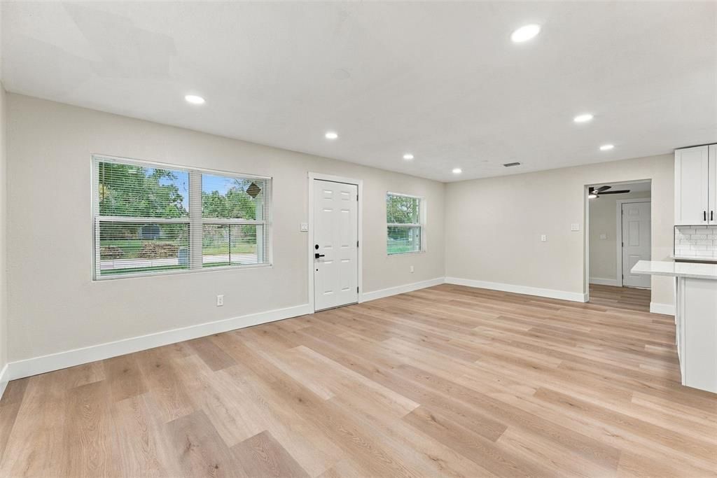 En Venta: $295,000 (5 camas, 2 baños, 1252 Pies cuadrados)