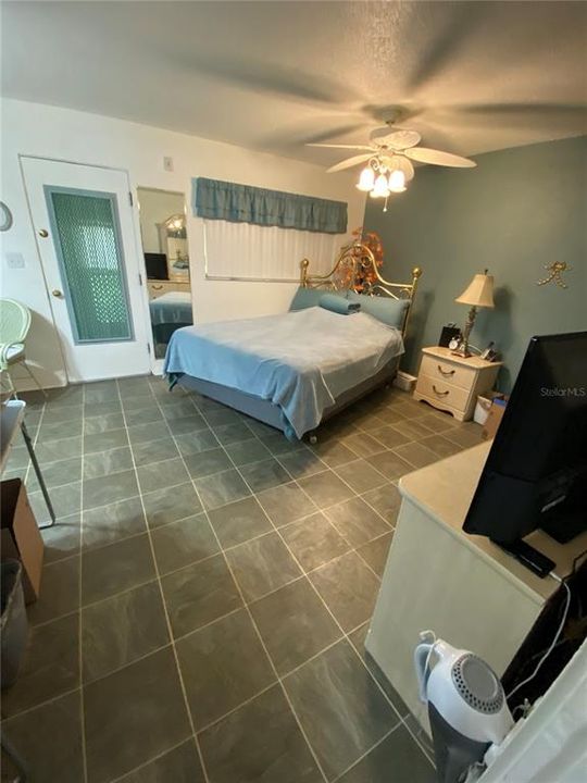 For Sale: $72,500 (1 beds, 1 baths, 836 Square Feet)
