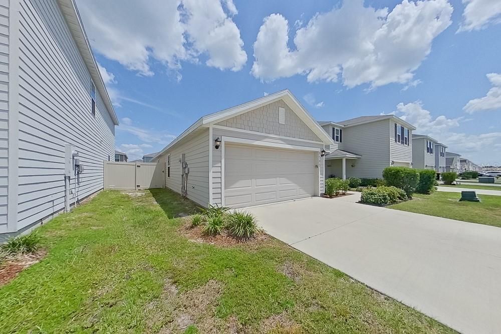 For Rent: $2,045 (3 beds, 2 baths, 1453 Square Feet)