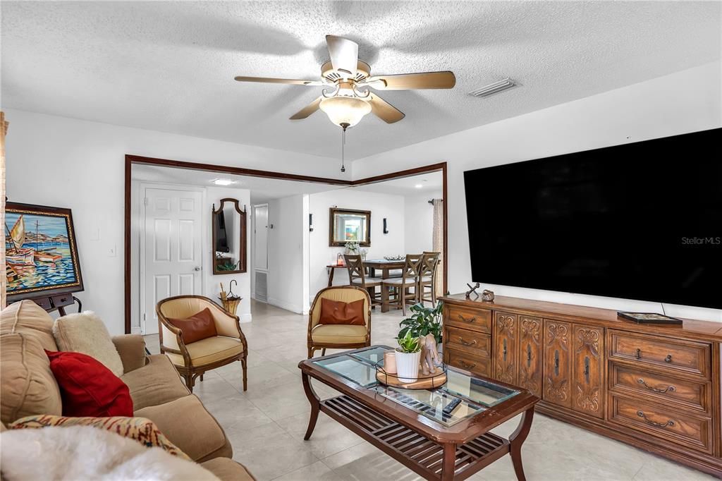 En Venta: $390,000 (4 camas, 2 baños, 1714 Pies cuadrados)