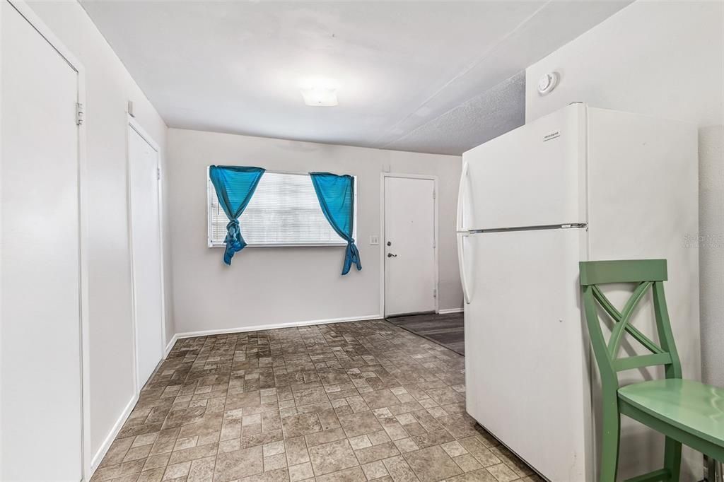 На продажу: $245,000 (3 спален, 1 ванн, 924 Квадратных фут)