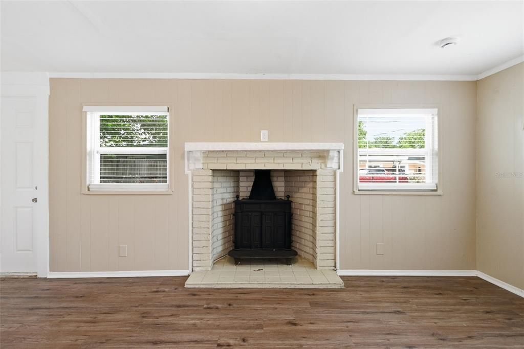 For Sale: $277,000 (4 beds, 2 baths, 1193 Square Feet)