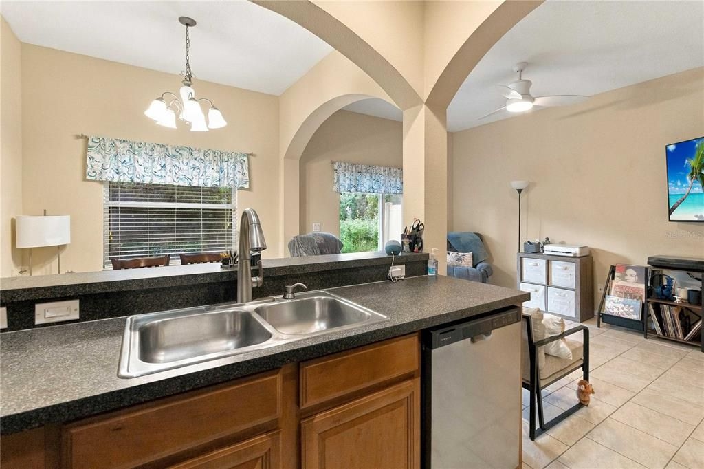 For Sale: $298,000 (3 beds, 2 baths, 1260 Square Feet)