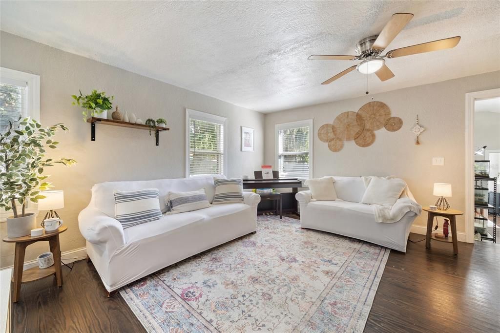 For Sale: $199,900 (2 beds, 2 baths, 1214 Square Feet)