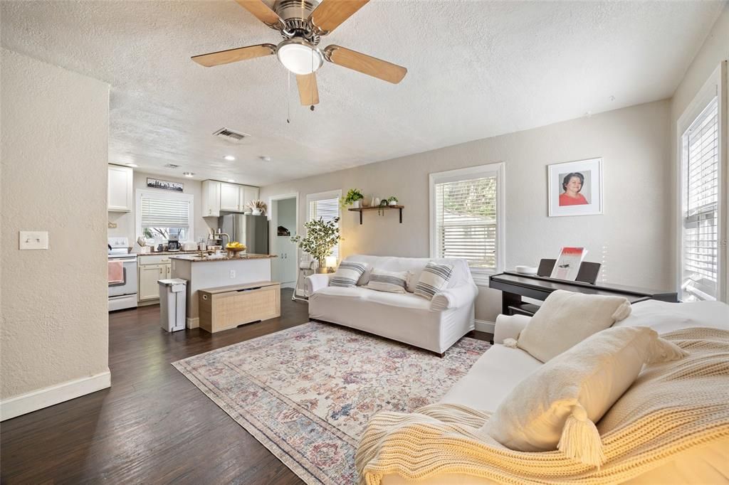 For Sale: $199,900 (2 beds, 2 baths, 1214 Square Feet)