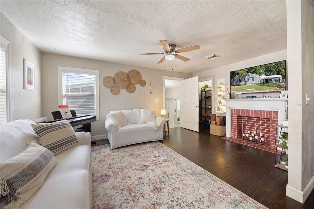 For Sale: $199,900 (2 beds, 2 baths, 1214 Square Feet)