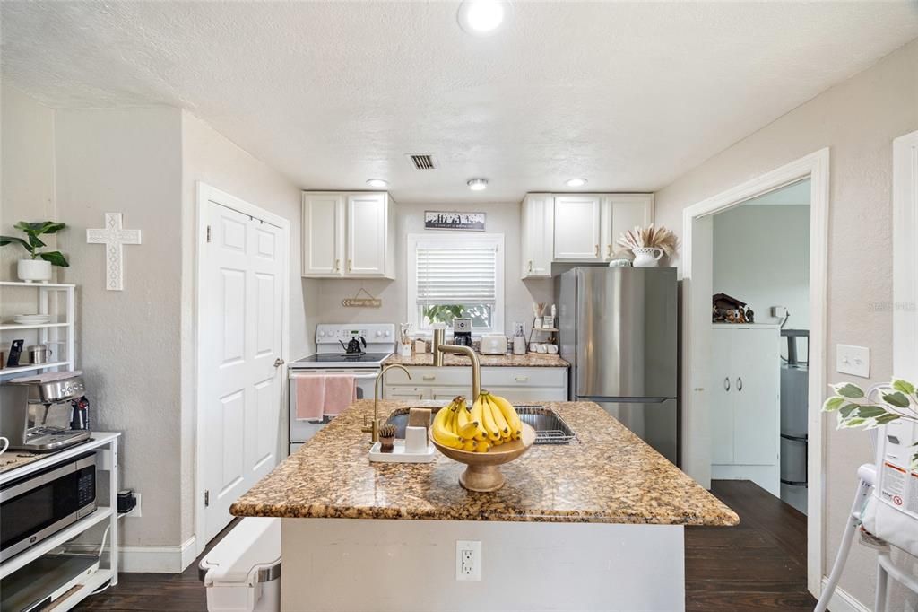 For Sale: $199,900 (2 beds, 2 baths, 1214 Square Feet)
