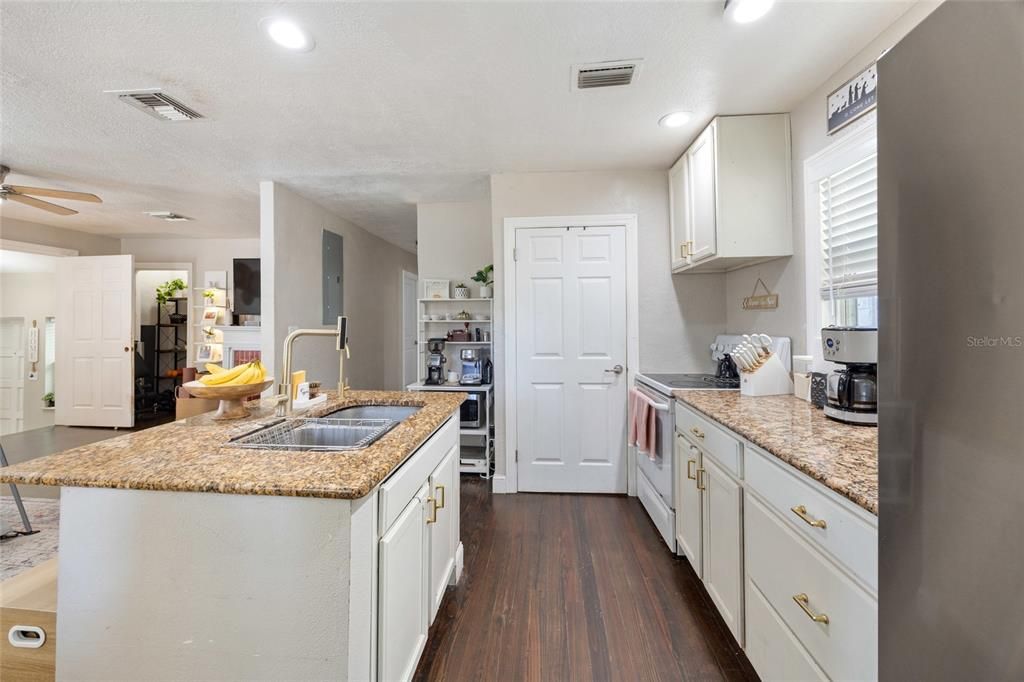 For Sale: $199,900 (2 beds, 2 baths, 1214 Square Feet)