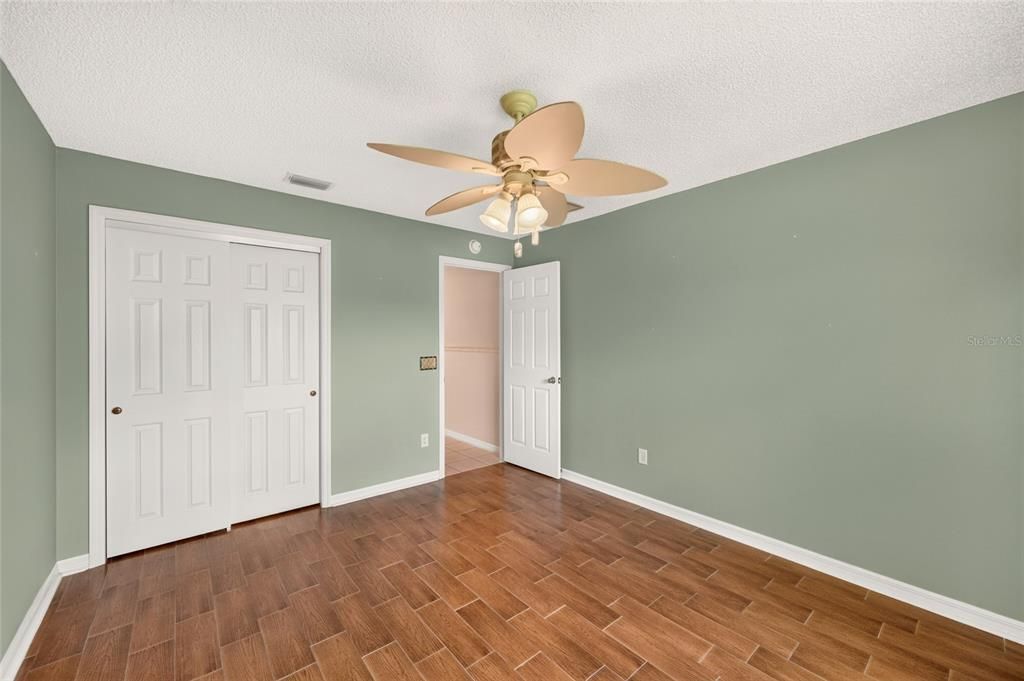 For Sale: $319,900 (3 beds, 2 baths, 1404 Square Feet)