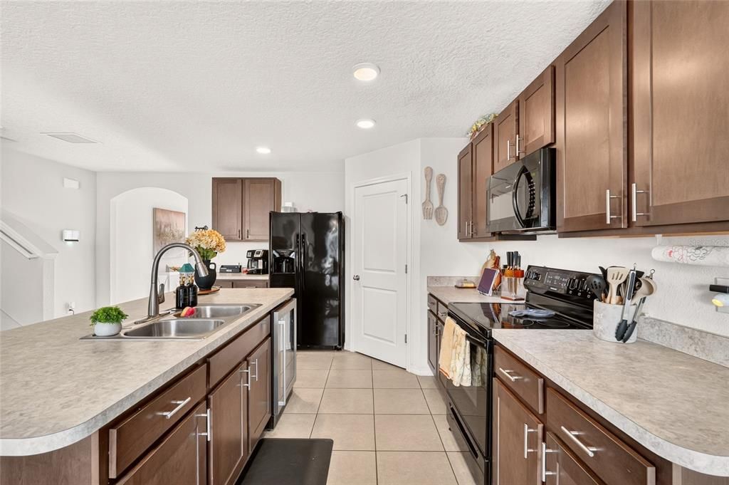 For Sale: $424,900 (5 beds, 3 baths, 2544 Square Feet)