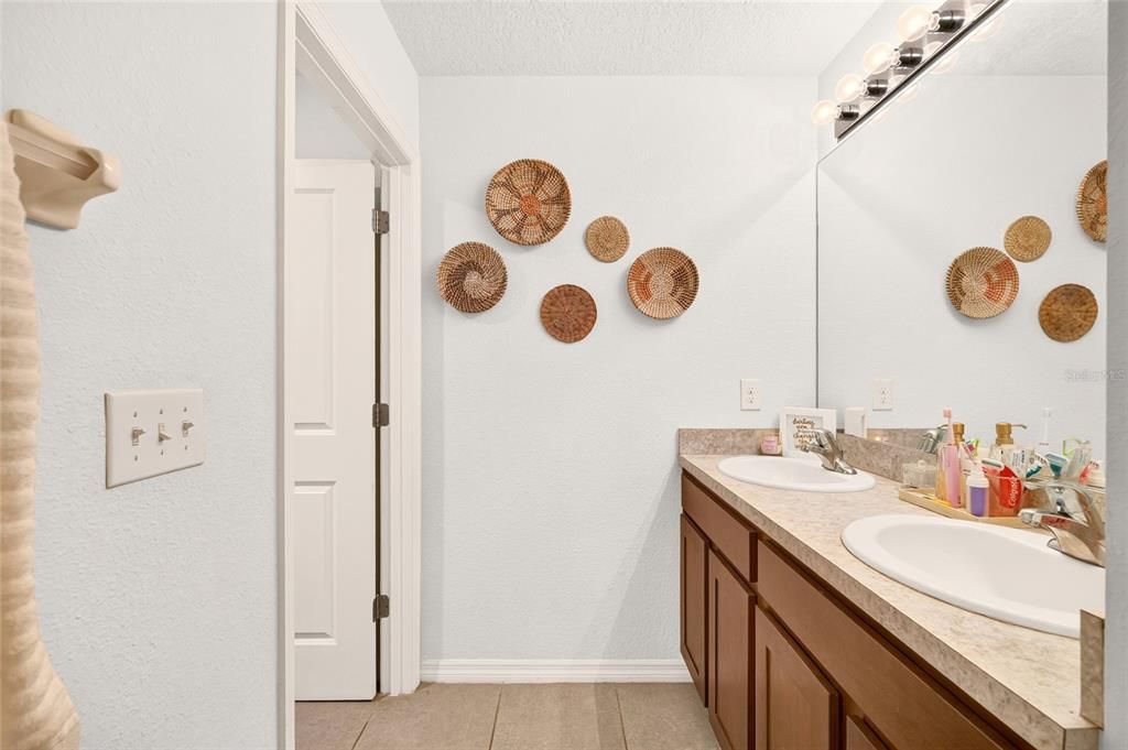 For Sale: $424,900 (5 beds, 3 baths, 2544 Square Feet)
