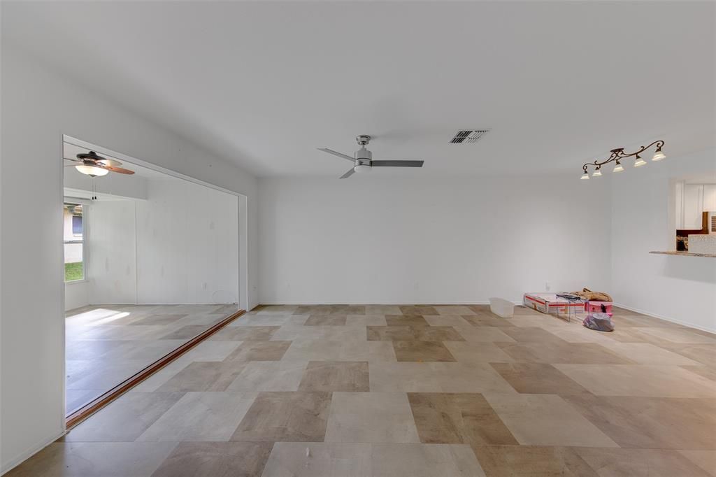 For Rent: $1,900 (2 beds, 2 baths, 925 Square Feet)