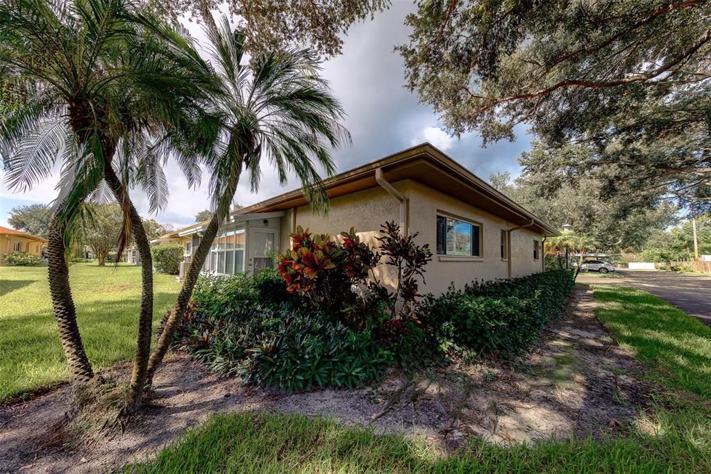 For Rent: $1,900 (2 beds, 2 baths, 925 Square Feet)