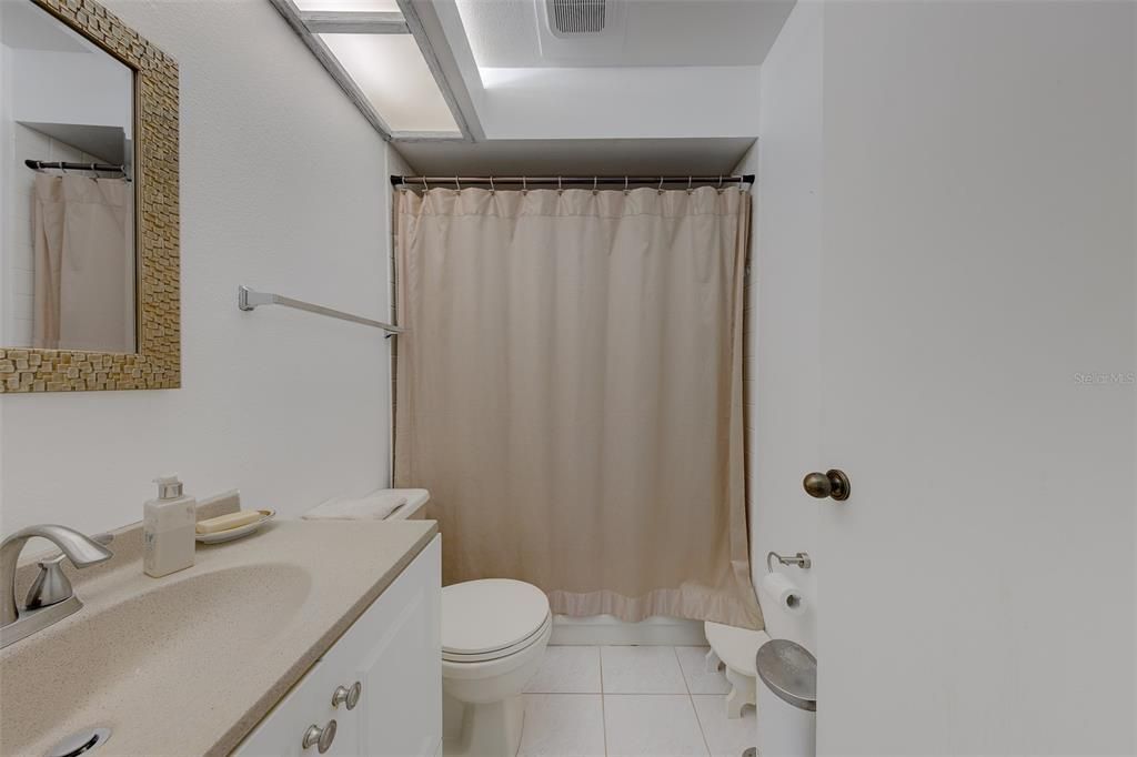 For Rent: $1,900 (2 beds, 2 baths, 925 Square Feet)