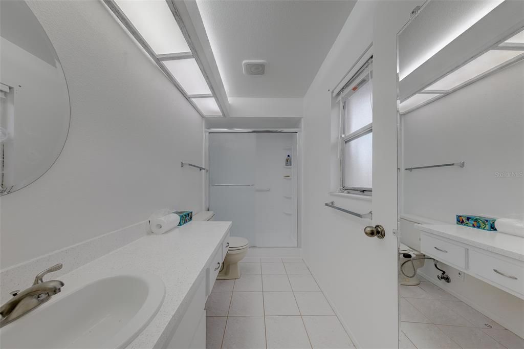 For Rent: $1,900 (2 beds, 2 baths, 925 Square Feet)