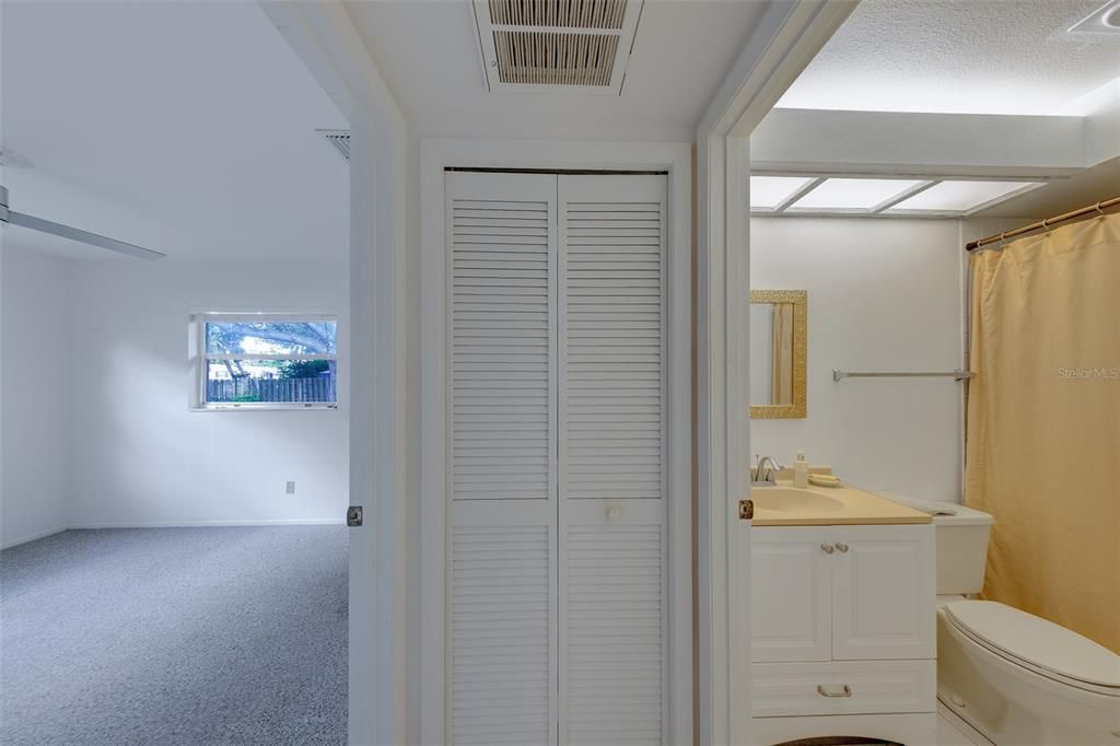 For Rent: $1,900 (2 beds, 2 baths, 925 Square Feet)