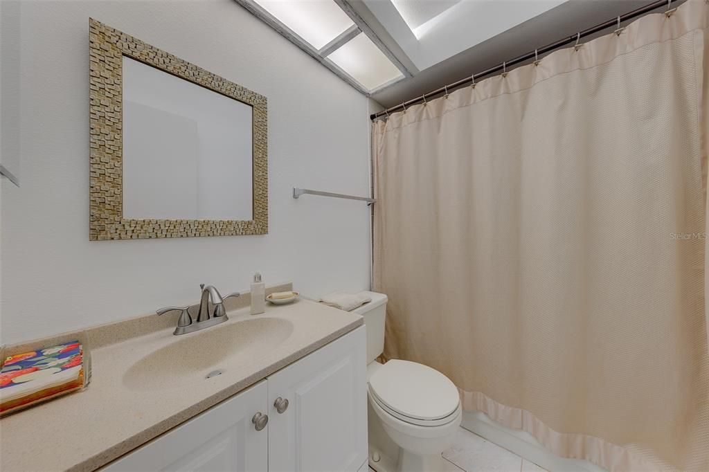 For Rent: $1,900 (2 beds, 2 baths, 925 Square Feet)
