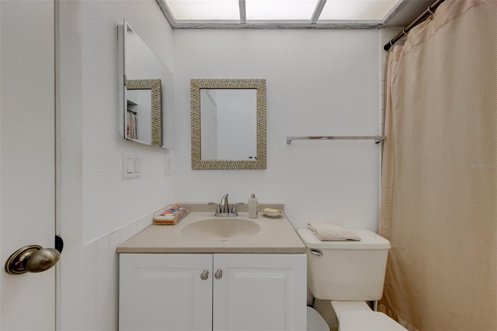For Rent: $1,900 (2 beds, 2 baths, 925 Square Feet)