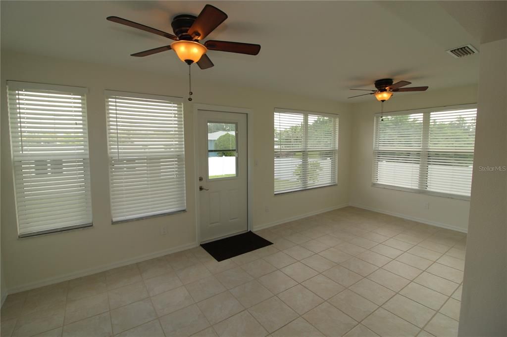 For Sale: $279,900 (2 beds, 2 baths, 1214 Square Feet)