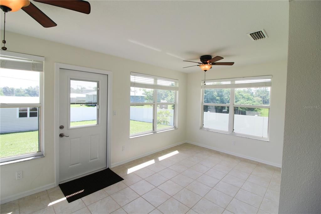 For Sale: $279,900 (2 beds, 2 baths, 1214 Square Feet)
