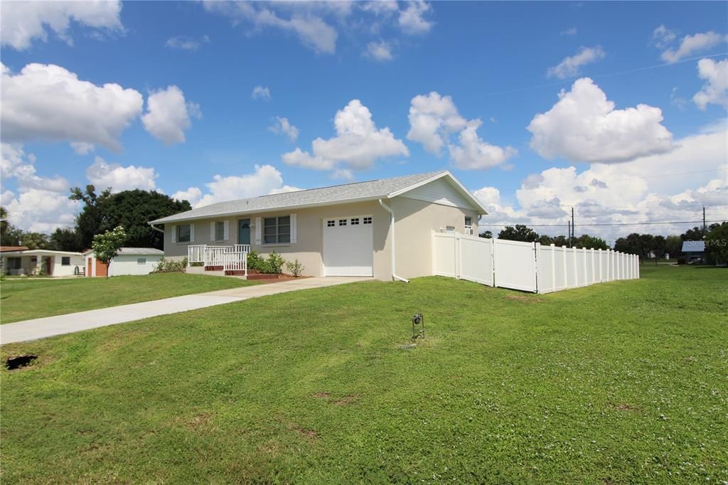 For Sale: $279,900 (2 beds, 2 baths, 1214 Square Feet)